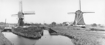 351737 Gezicht op de Buitenwegse Molen (Nedereindsevaart 2) en de Westbroekse Molen (Nedereindsevaart 3) te Oud-Zuilen ...